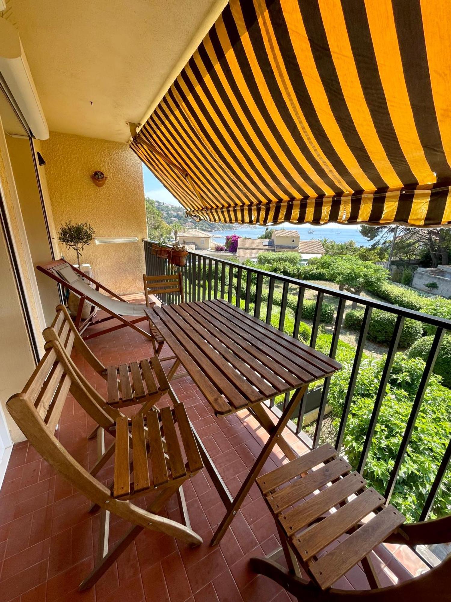 Appartement Cosy Vue Mer A 50 M De La Plage - Refait A Neuf Et Climatise Le Pradet Exterior photo